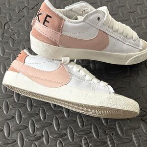 Nike Women's White and Rose Gold Sneakers